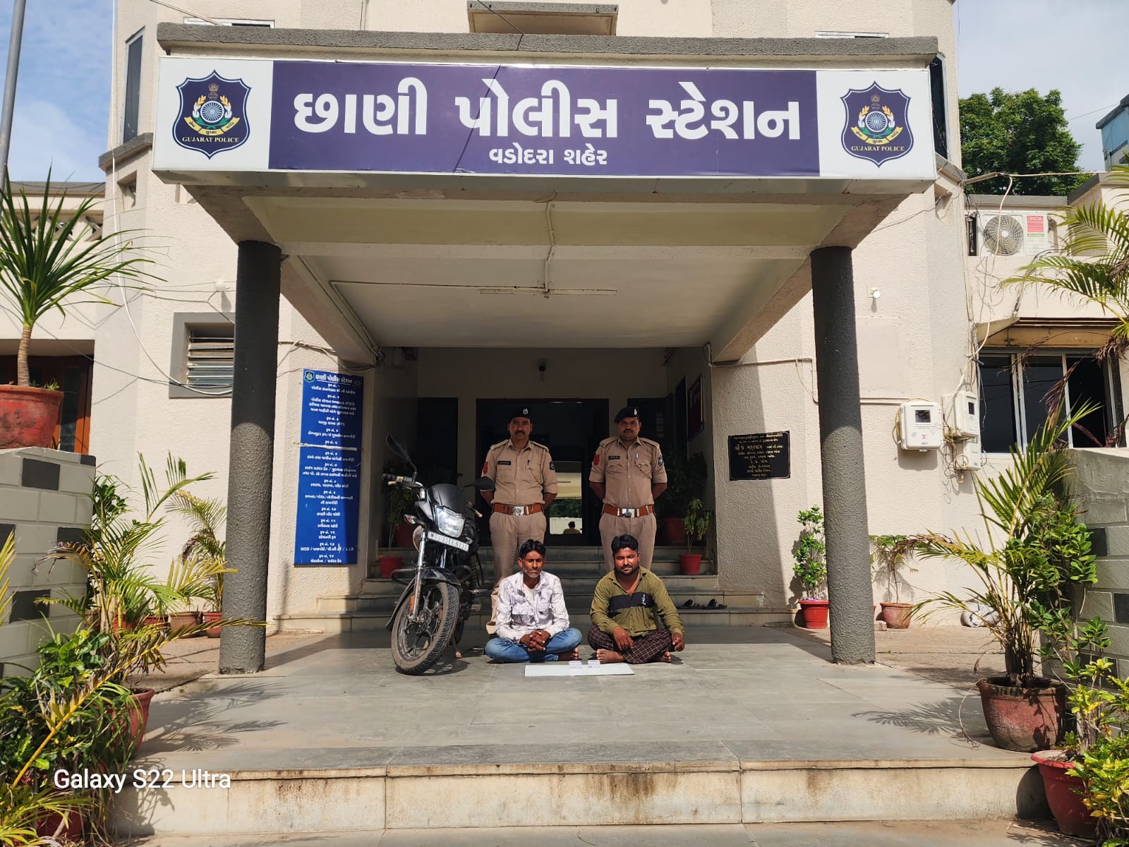 બેંકમાં રહેલા રુપિયા અપાવાનું કહીને મહિલાના દાગીના ઉતરાવી લેનારા 2 ગઠીયા ઝડપાયા