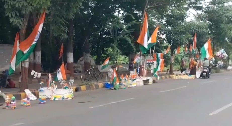 અકોટા બ્રિજ પાસે વિવિધ પ્રકારના રાષ્ટ્રીય ધ્વજનું વેચાણ કરતા જોવા મળ્યા