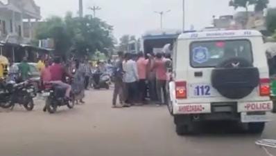 ડિમોલિશન કરવા ગયેલી કોર્પોરેશનની એસ્ટેટ વિભાગની ટીમ પર હુમલો થયો, મહિલાએ આત્મવિલોપનનો પ્રયાસ કર્યો