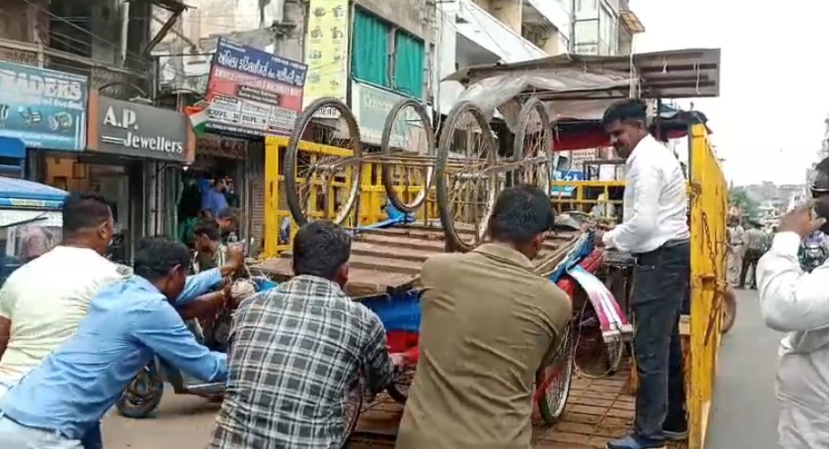 લહેરીપુરા રોડ, સંત કબીર રોડ, માંડવી, એમ જી રોડ ના તમામ દબાણો દૂર કરવાની કામગીરી 