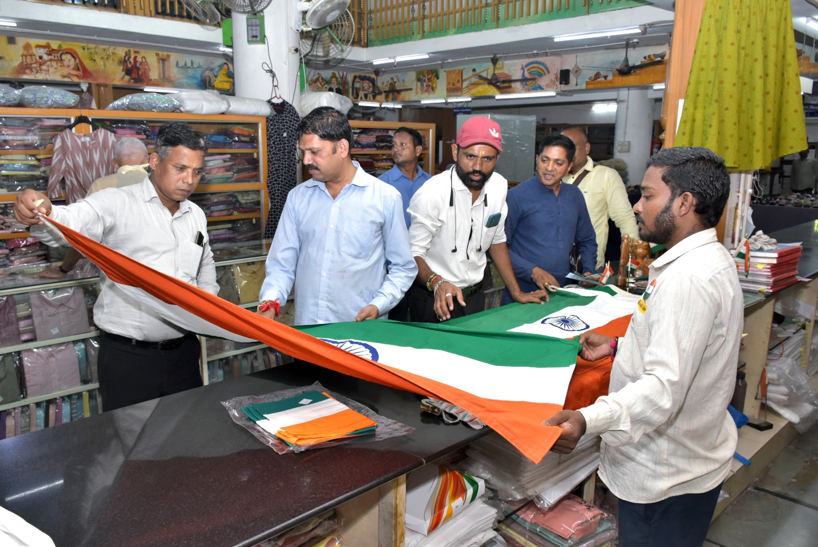 વડોદરાના રાવપુરા સ્થિત ખાદી ગ્રામોદ્યોગ ભંડારને સ્વતંત્રતા દિવસ નિમિત્તે ધૂમ કમાણી