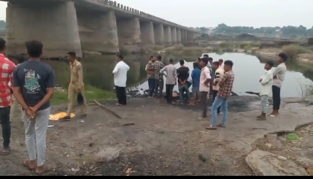 ગળતેશ્વર પાસે મહી નદીમાંથી અજાણ્યા યુવકની લાશ મળી 