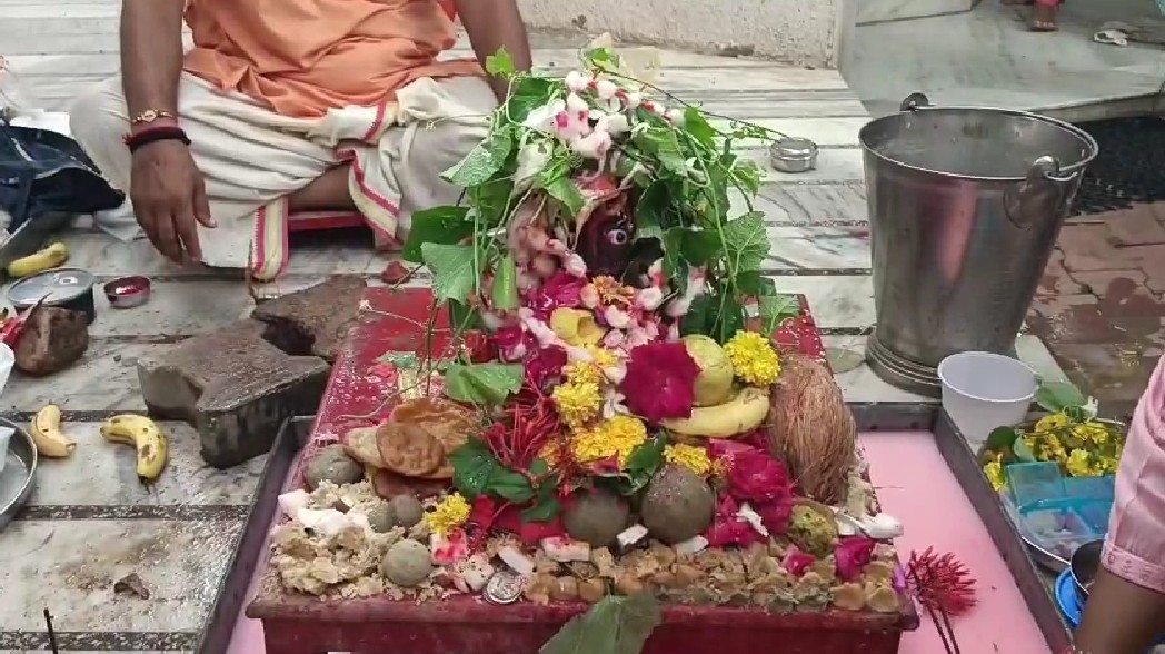 શીતળા સાતમ નિમિત્તે બહેનોએ  કુબેરેશ્વર મહાદેવ મંદિર, માંજલપુર ખાતે શીતળા માતાનું પૂજન કર્યું