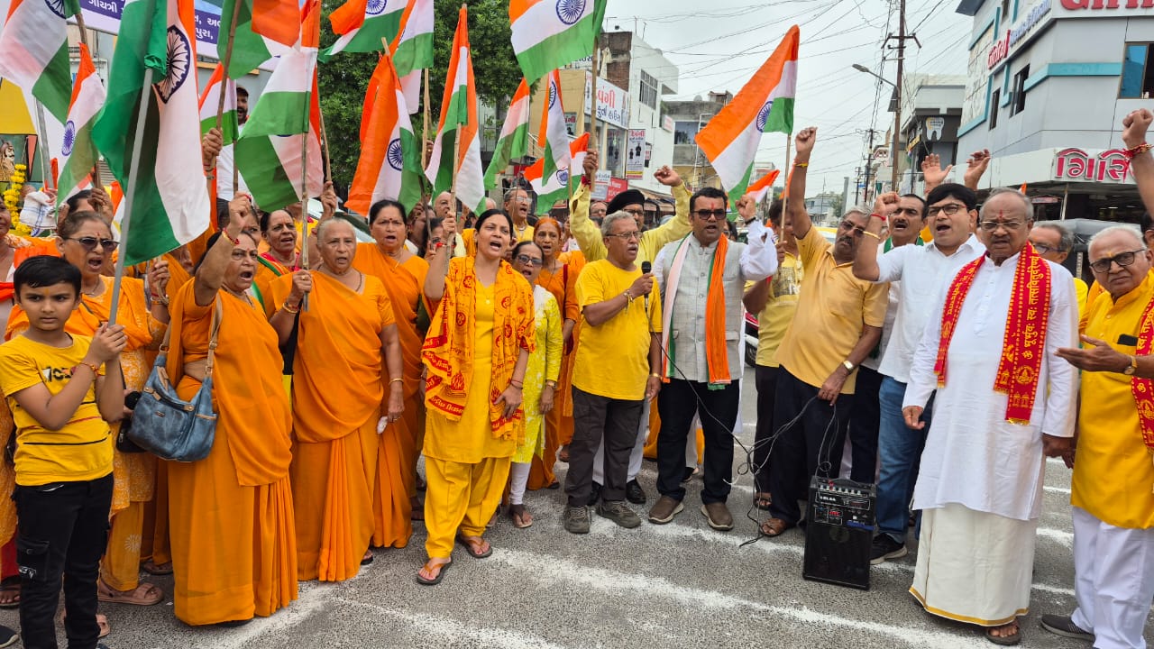  અખિલ વિશ્વ ગાયત્રી પરિવાર દ્વારા રાષ્ટ્રીય ધ્વજ લહેરાવીને સલામી આપવામાં આવી  