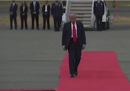 અલાસ્કામાં 79 વર્ષીય ટ્રમ્પ રેડ કાર્પેટ પર લથડાતા જોવા મળ્યા