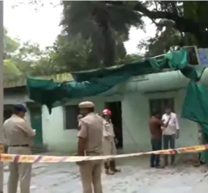 હુમાયુના મકબરામાં મસ્જિદના રેસ્ટ રુમની દીવાલ તૂટી: 15 લોકો દટાયા