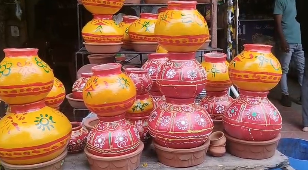 મટકી ફોડ કાર્યક્રમ માટે તૈયાર માટલી વેચાણ જોવા મળ્યું 