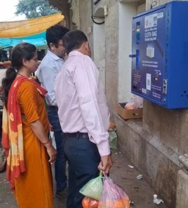 માત્ર 5 નો સિક્કો નાખતાં જ એક કિલો સામાન સમાવી શકે એવી કાપડની થેલી મળશે