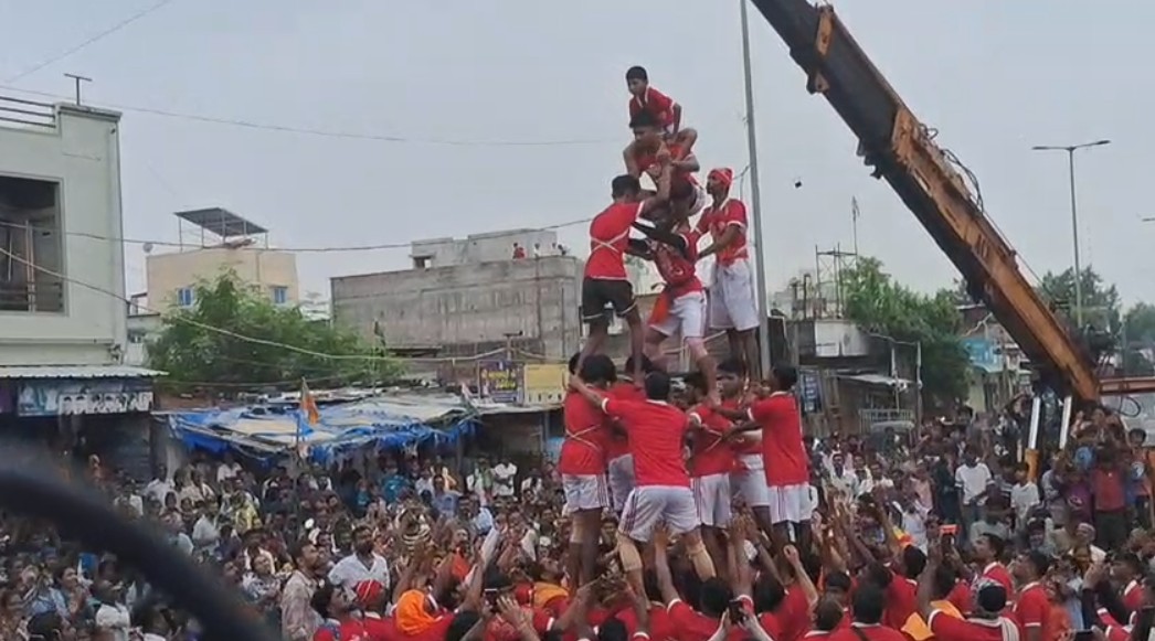 મુંબઈ થી મટકી ફોડ શ્રી સાઇ થાણે ગ્રુપે સમા કેનાલ ખાતે મટકી ફોડી