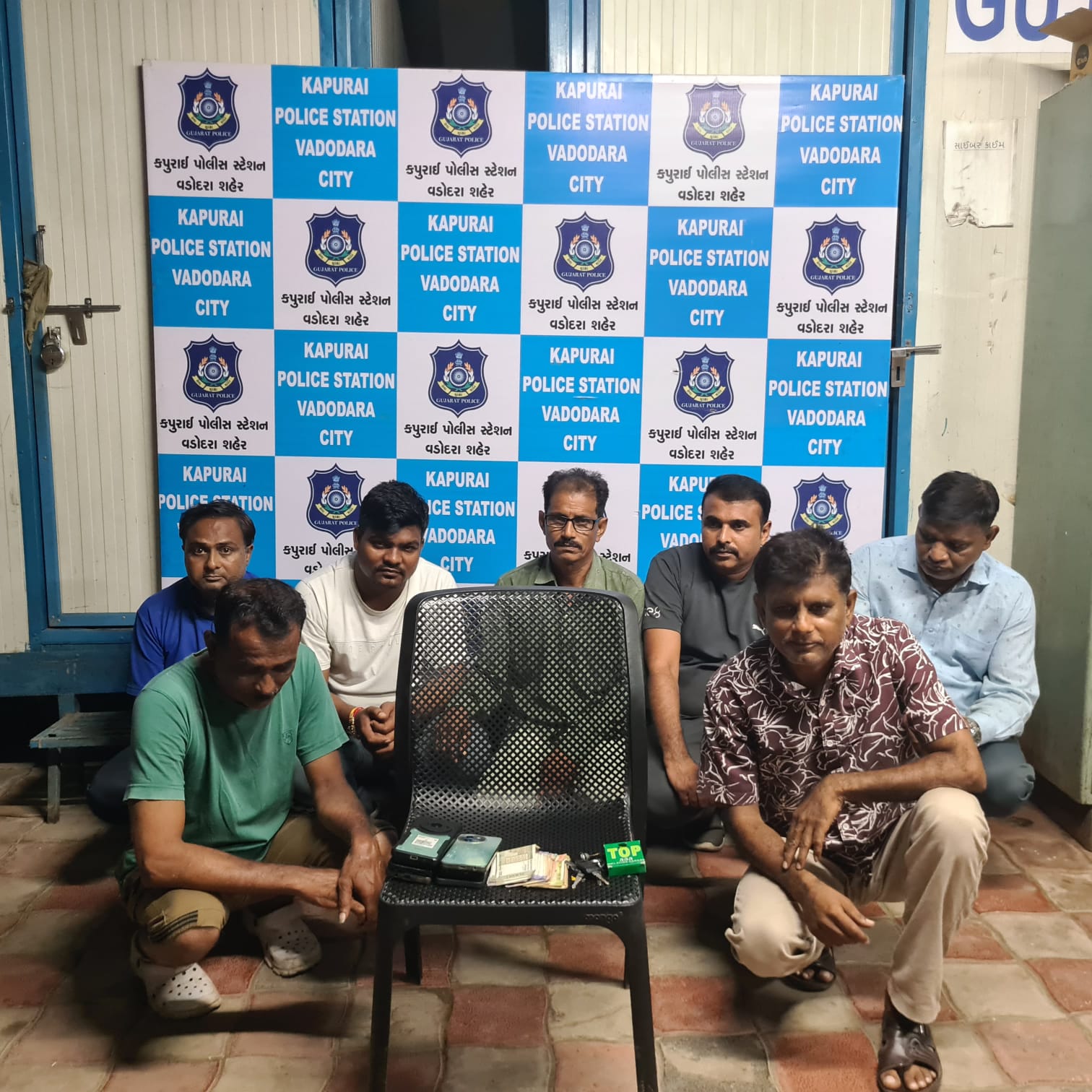 ખટંબા આવાસ યોજનાના ટેરેસ ઉપર જુગાર રમતા 7 ઝડપાયા , રૂ.1.22લાખની મત્તા જપ્ત