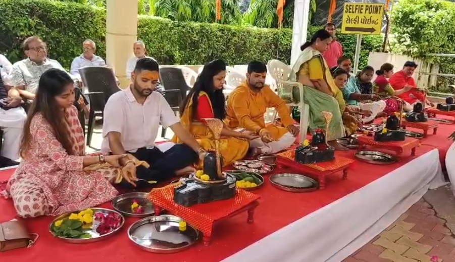 કુબેરેશ્વર મહાદેવ મંદિર ખાતે બાર જ્યોતિર્લિંગની સ્થાપના કરવામાં આવી