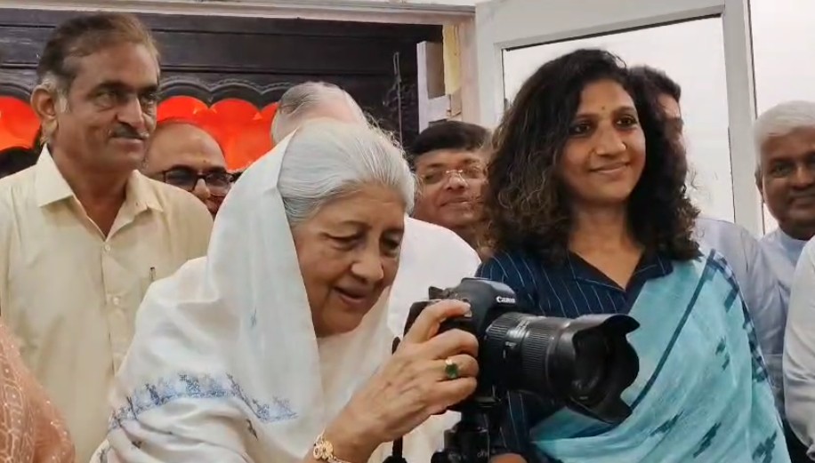 19 ઓગસ્ટ વર્લ્ડ ફોટોગ્રાફી દિવસની ઉજવણી : વડોદરા ફોટો જર્નાલિસ્ટ એસો.ના ક્લિક 12 ફોટો એક્ઝિબિશનનો રાજમાતાના હસ્તે પ્રારંભ 