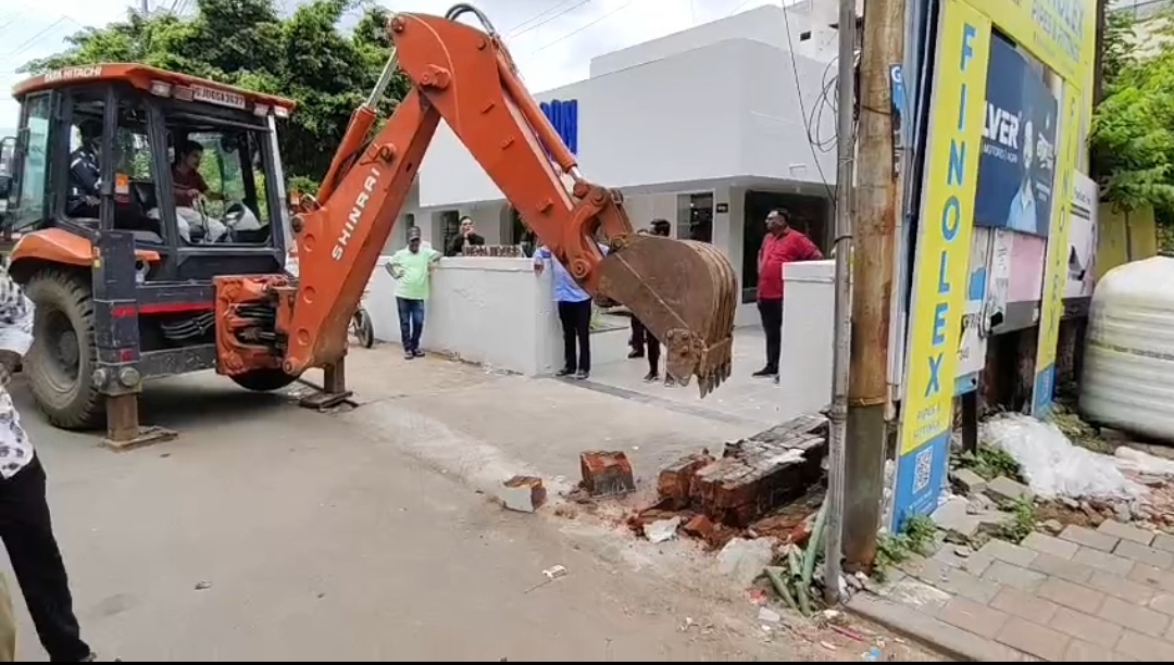 પાલિકાની દબાણ શાખાની ટીમે ઇલોરાપાર્ક થી નટુભાઈ સર્કલ સુધીનું દબાણ દૂર કર્યું