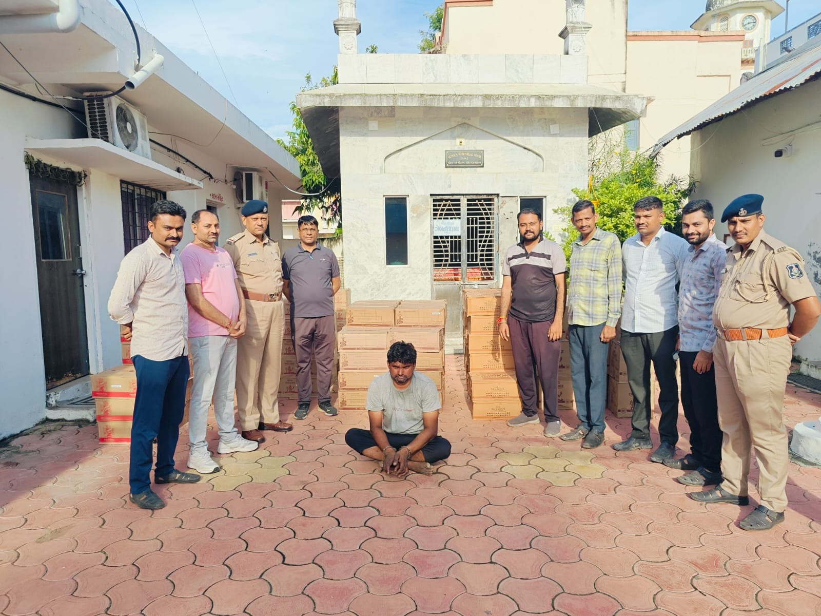 હાઇવે પર બંધ બોડીના કન્ટેનરમાં લવાતો 25 લાખનો દારુ ઝડપાયો