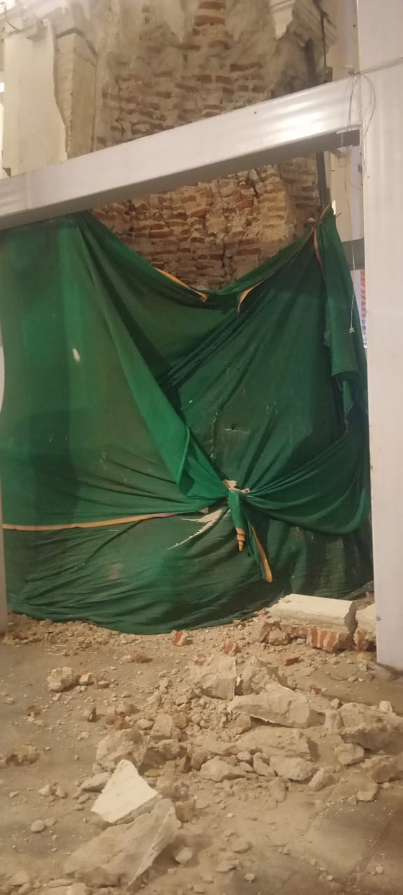 મંગળવારે માંડવી દરવાજાના જર્જરિત પાયાનો કેટલોક ભાગ તૂટી પડ્યો