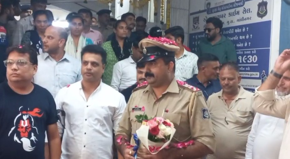 કારેલીબાગમાં ઇન્સ્પેકટર હરિત વ્યાસની બદલીને લઇ અનોખો વિરોધ