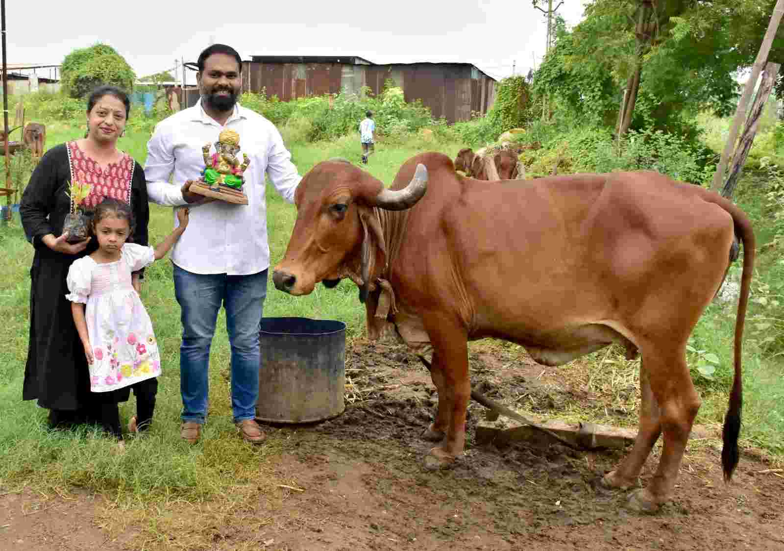 શહેરના દંપતીની અનોખી ગૌ સેવા : ગૌમય ગણેશ પ્રતિમાથી ગાયોને આત્મનિર્ભર બનાવવાનો પ્રયાસ