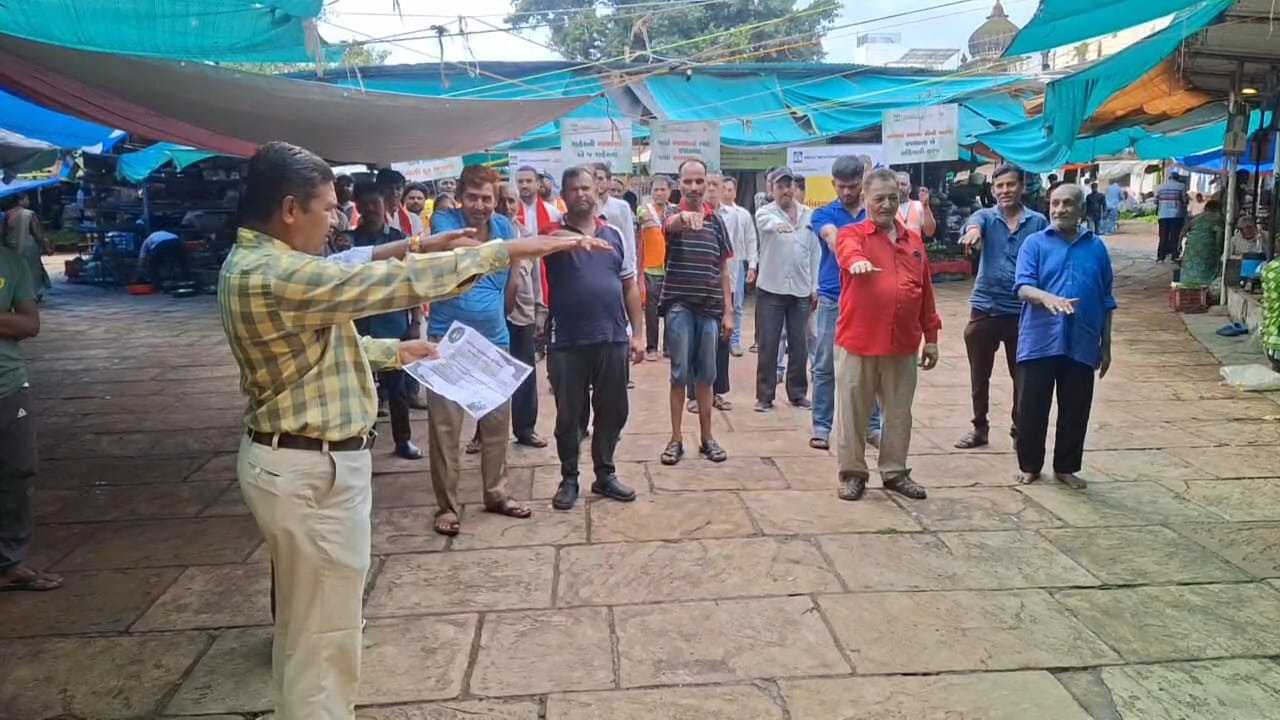 વડોદરામાં સ્વચ્છતા અભિયાન માટે પાલિકાનો શેરી નાટક પ્રયોગ