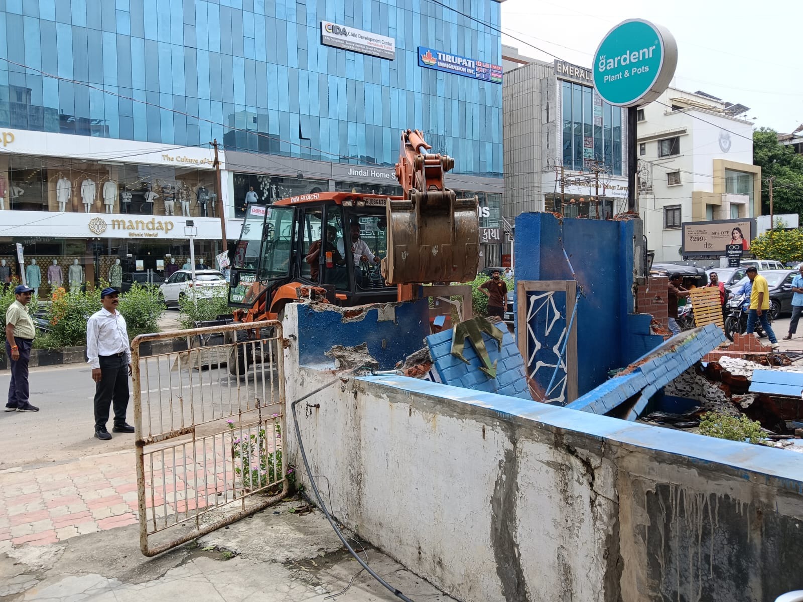 ગોત્રી વિસ્તારમાં કુણાલ ચાર રસ્તા પાસે દબાણ હટાવવાની કામગીરી કરવામાં આવી 