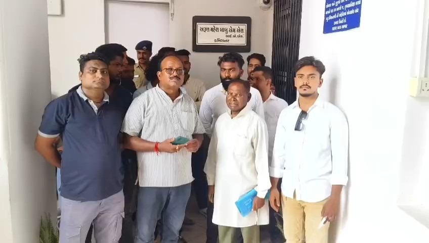 વોર્ડ નં. ૧૯ના રેવન્યુ સહિતના વિભાગમાંથી ૮૦ કર્મચારીઓ હટાવાતા વિવાદ