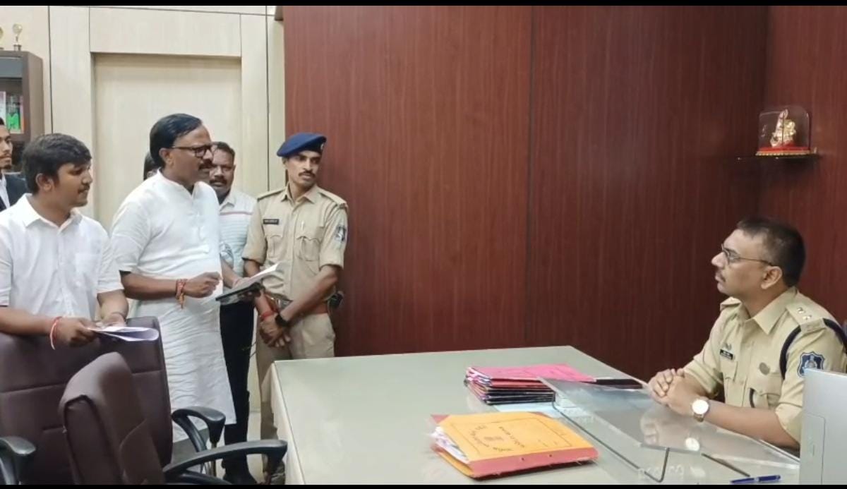 રાજકીય દબાણમાં ક્રોસ ફરિયાદ કરનાર પોલીસ કર્મચારીઓ સામે પણ તપાસ થાય તેવી માગ