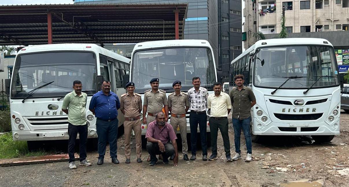 વડોદરાના વિવિધ વિસ્તારોમાં ત્રણ મીનીબસની ચોરીનો ભેદ ઉકેલાયો, અમદાવાદના રીઢા ચોરની ધરપકડ 