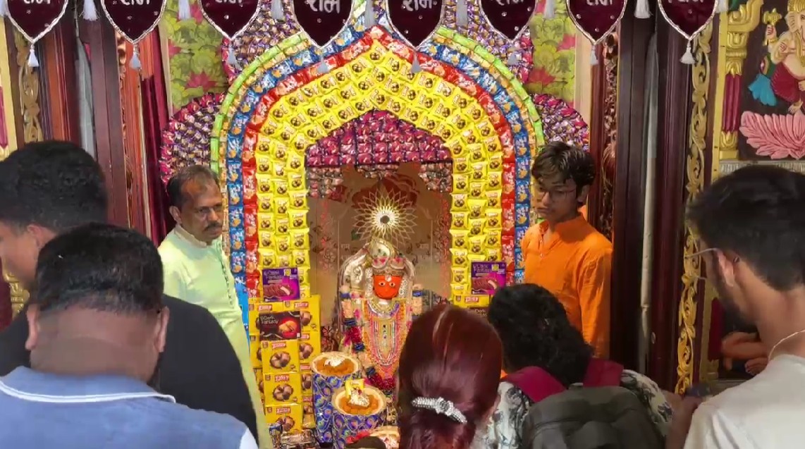 શ્રાવણના છેલ્લા શનિવારે શ્રી હઠીલા હનુમાનજી મંદિરે 1001 બિસ્કીટ ના હિંડોળા કરવામાં આવ્યા 