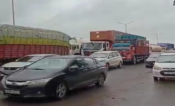 વડોદરા-કરજણ વચ્ચે પોર અને બામણગામ બ્રિજ પાસે  ટ્રાફિક જામ