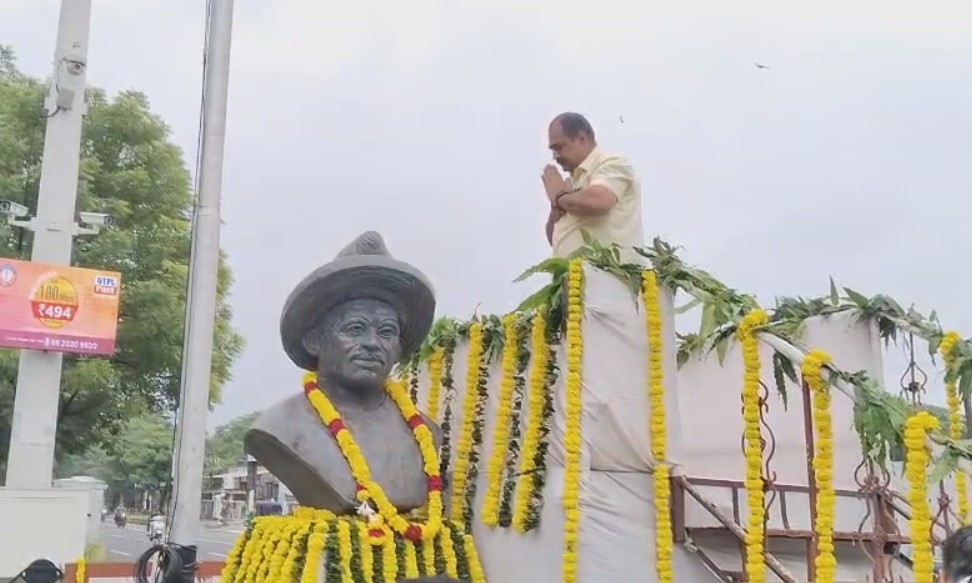 વડોદરા મહાનગર પાલિકા દ્વારા કવિ વીર નર્મદની પ્રતિમાને પુષ્પાંજલિ અર્પણ કરવામાં આવી હતી