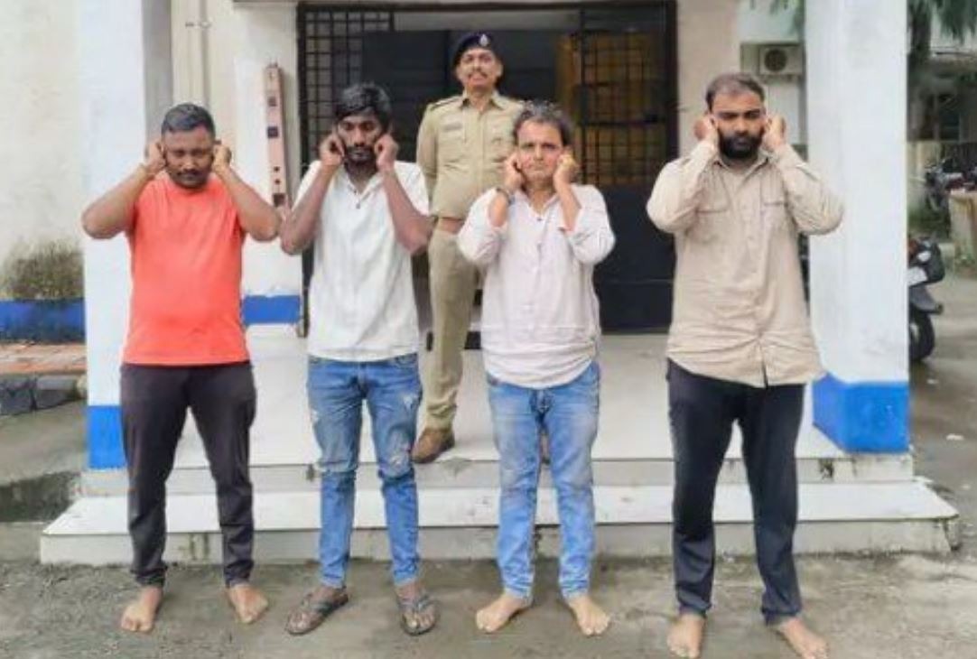 જેતલપુર રોડ પર આવેલા રેસ્ટોરન્ટના માલિક પર હુમલો કરી તોડફોડ કરનારાને પોલીસે કાન પકડાવ્યા 