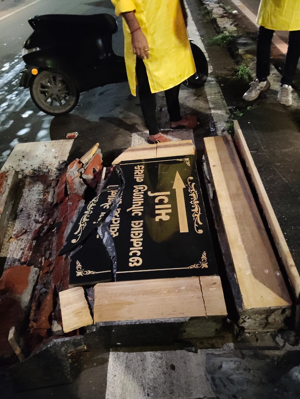 સ્વાતંત્ર સેનાની છગનલાલ ગોપાલજી નાયક માર્ગની તક્તી તૂટેલી હાલતમાં જોતા નાગરિકોમાં રોષ 