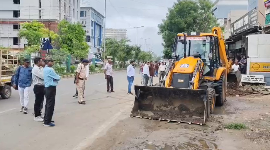 ગોત્રી નીલાંબર સર્કલ થી લઈ વોર્ડ 10 કચેરી સુધીના દબાણો હટાવાયા 