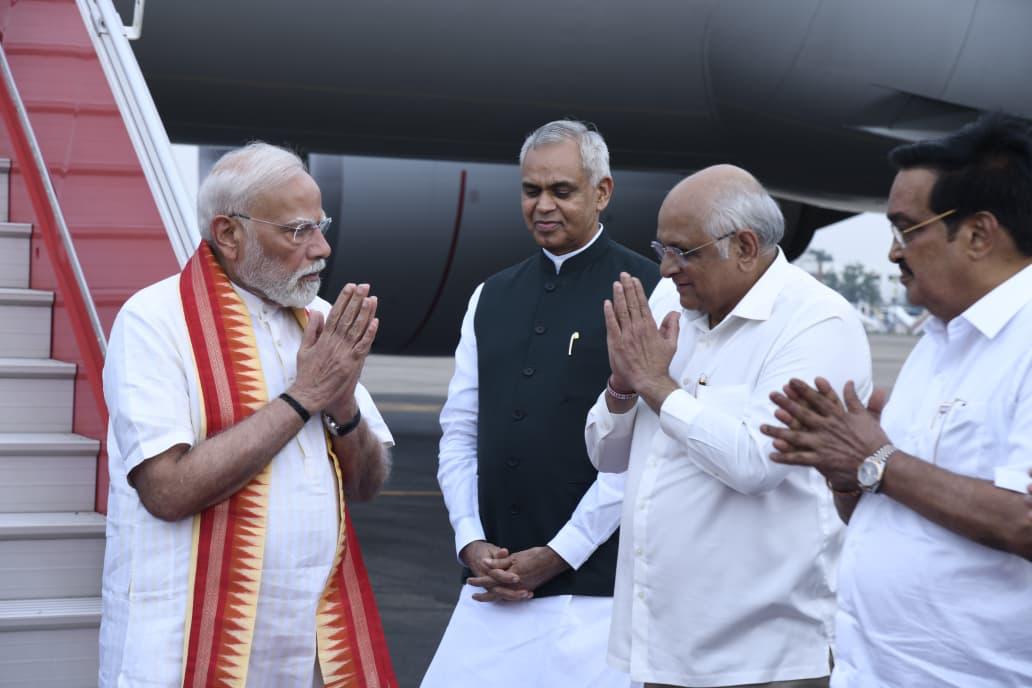 ગુજરાતના બે દિવસીય પ્રવાસે પધારેલા વડાપ્રધાન નરેન્દ્રભાઈ મોદીનું અમદાવાદ એરપોર્ટ પર ઉષ્માસભર સ્વાગત કરતા રાજ્યપાલ અને મુખ્યમંત્રી 