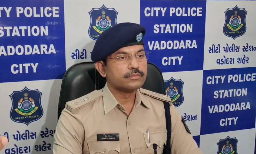 અસામાજીક તત્વો દ્વારા શ્રીજીની પ્રતિમા પર ઇંડા ફેંકતા પોલીસ  મથકે પત્રકાર પરિષદ 