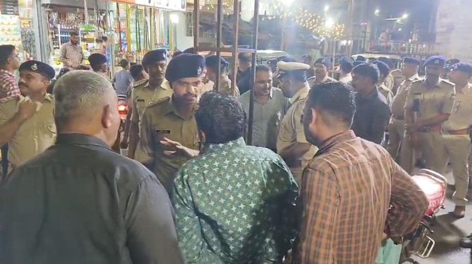 પોલીસનું ફૂટ પેટ્રોલિંગ સાથે વાહન ચેકિંગ કરવામાં આવ્યું 