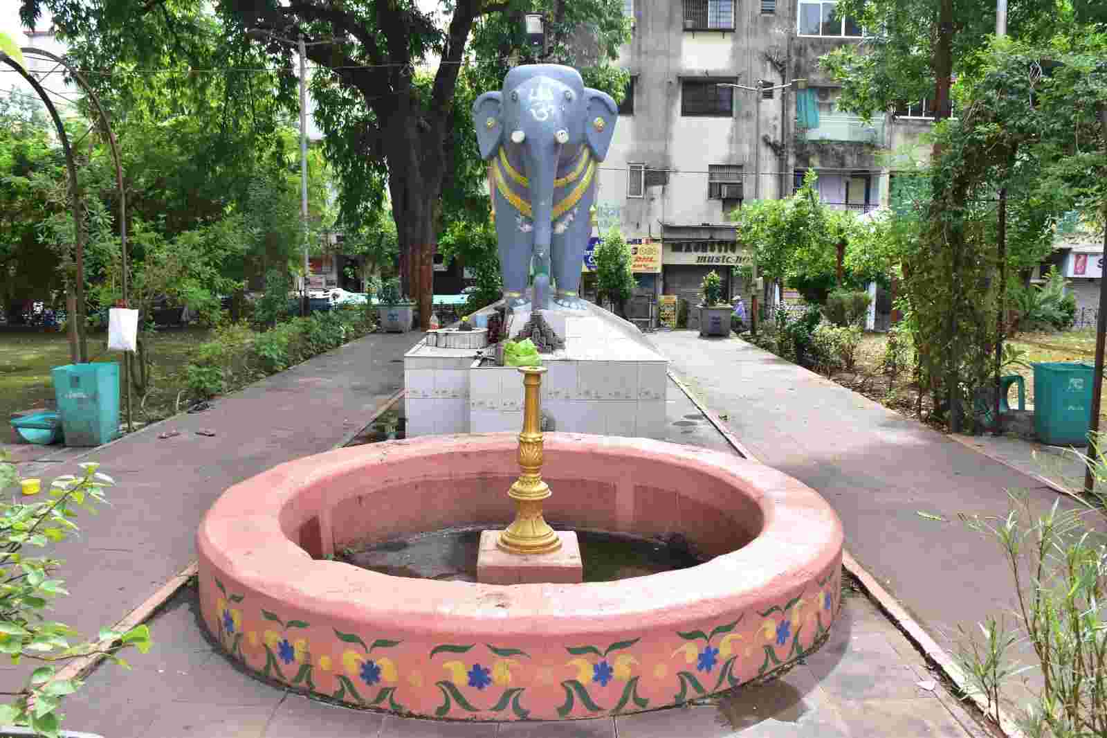 વડોદરા શહેરને સૂરજદાદાના પ્રકોપથી બચાવે છે એક હાથીની પ્રતિમા