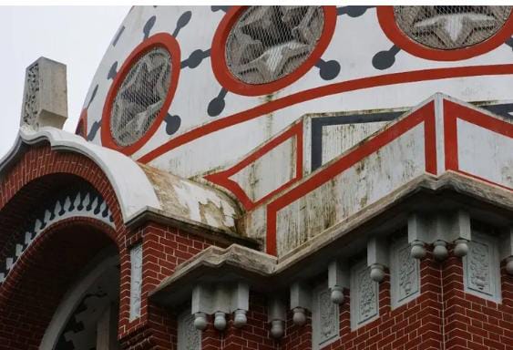 આર્ટસ ફેકલ્ટીના ગુંબજનું રિનોવેશન પુરુ થતાં પહેલા વરસાદમાં ગુંબજનો  કલર ધોવાઈ