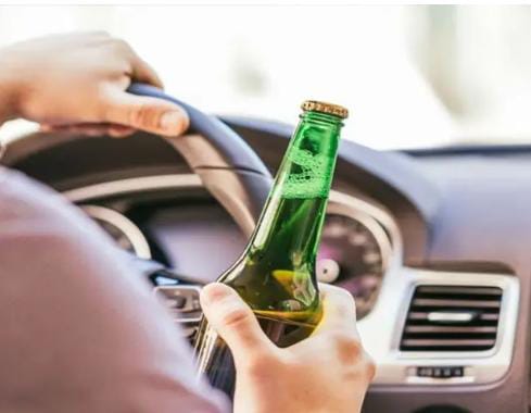 કારમાંથી દારૂ પીધેલી હાલતમાં બે યુવકો પકડાયા