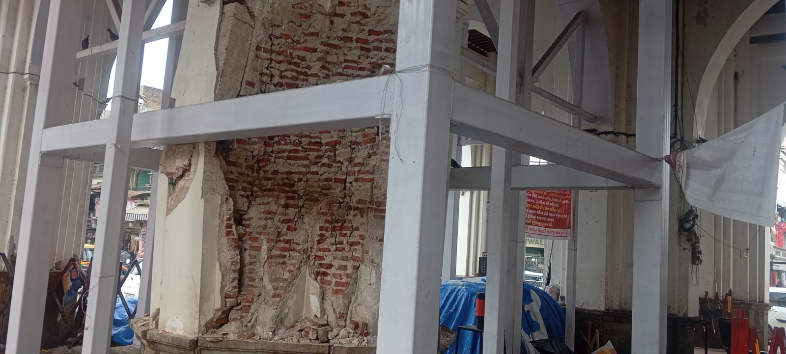 માંડવી દરવાજાની નીચેના કેટલાક ભાગમાં સામાન્ય જનતા માટે પ્રવેશબંધી