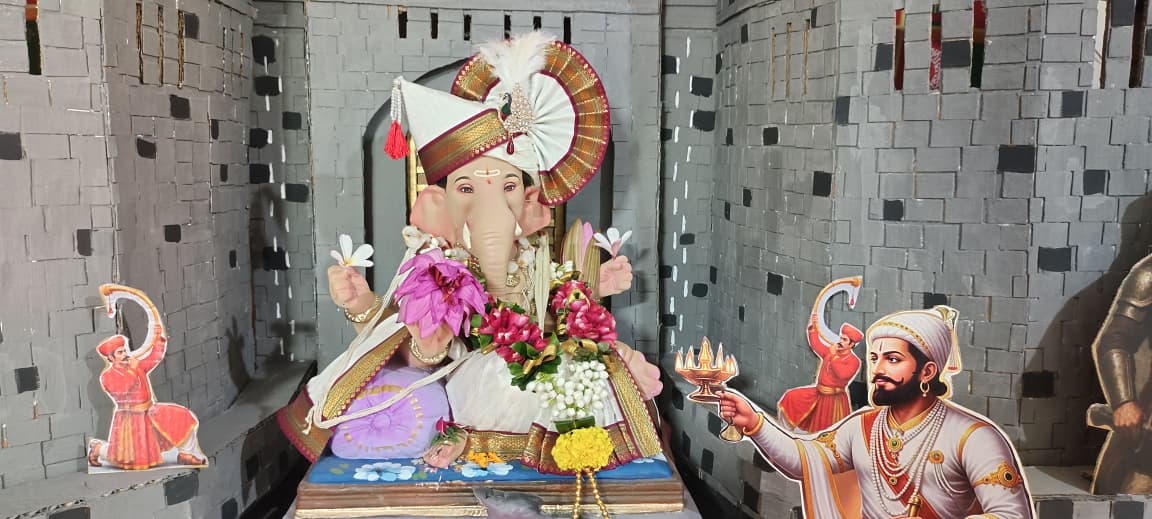 ધોળકર પરિવારના ગણપતિ ભગવાનની સ્થાપના કરવામાં આવી