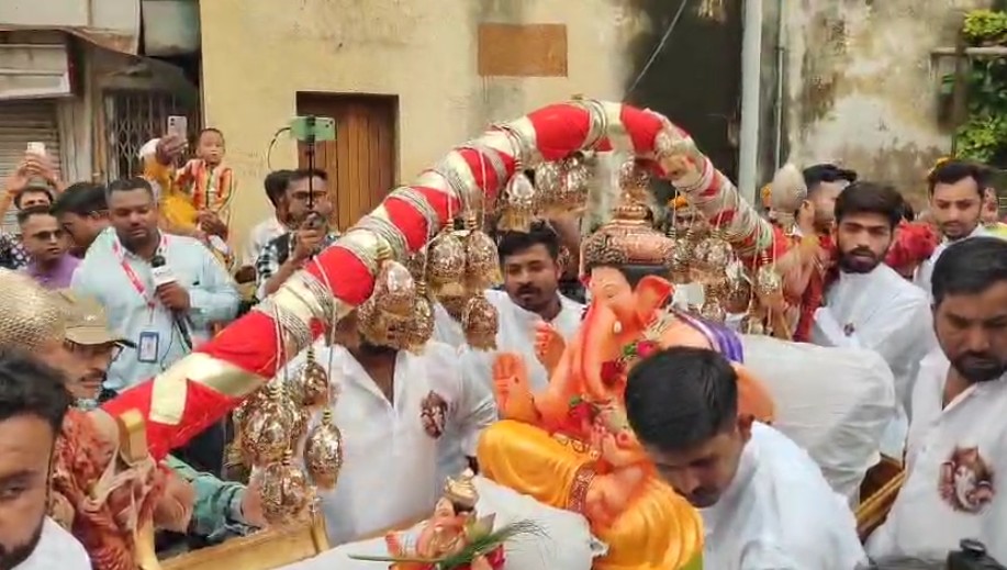 વડોદરાના રાજવી પરિવારના ગણપતિને પાલખીમાં બીરાજમાન કરીને લક્ષ્મી વિલાસ પેલેસમાં સ્થાપના કરવામાં આવી