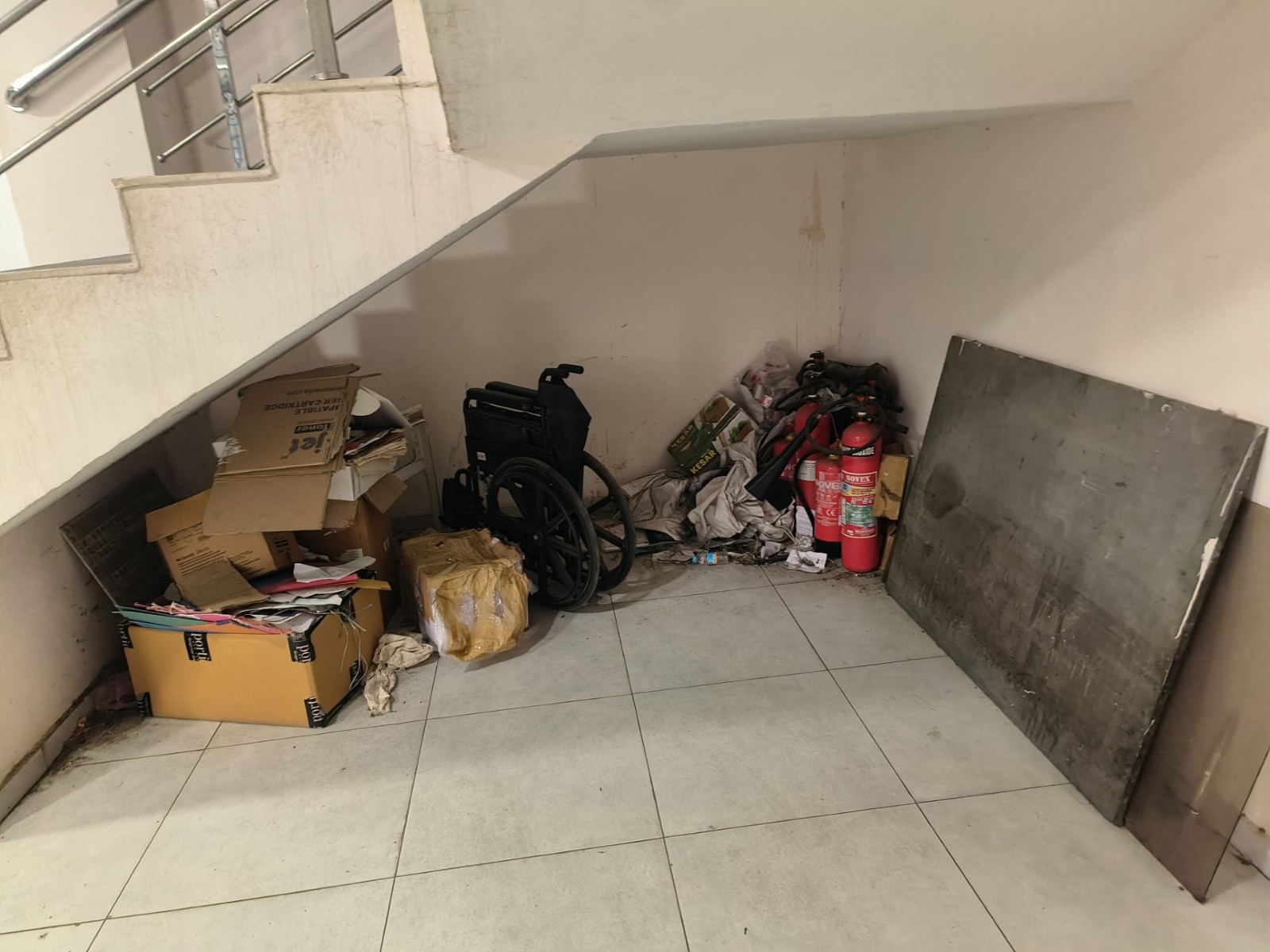 વડોદરા કલેક્ટર કચેરીમાં સ્વચ્છતાના ઉડ્યા ધજાગરા