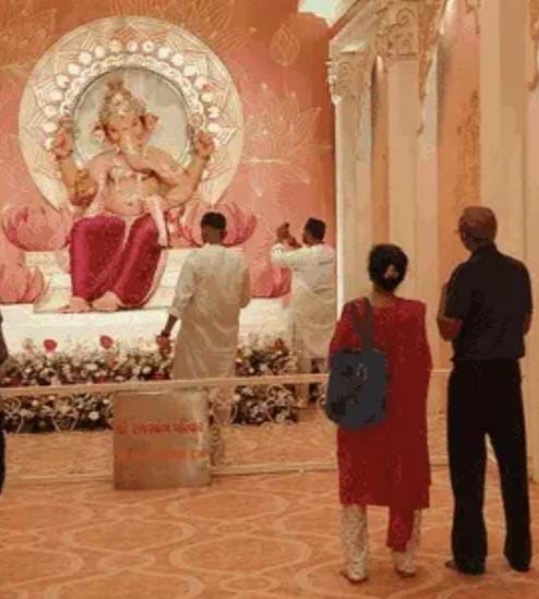 રાજસ્થંભ પરિવાર દ્વારા લોટસ વર્સેલ્સ પેલેસની થીમ પર ગણપતિનું ડેકોરેશન: રાજમહેલમાં પ્રવેશ કર્યો હોય એવી અનુભૂતિ