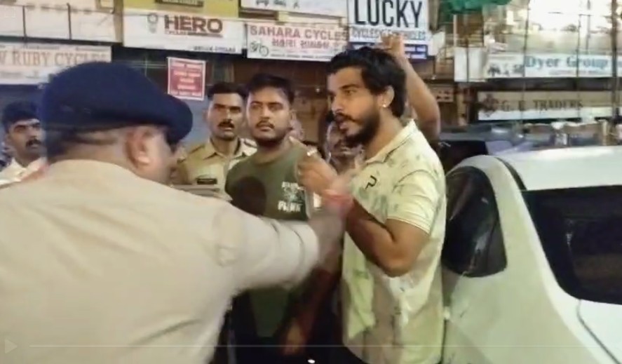 ટુ વ્હીલર અને ફોર વ્હીલર વચ્ચે થયેલ સામાન્ય ટક્કર બાદ મામલો ગરમાયો