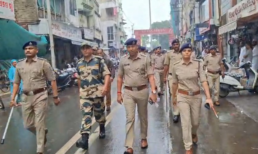 ડીસીપી ઝોન 2 મંજીતા વણઝારાની આગેવાનીમાં ફૂટ પેટ્રોલિંગ કરાયું