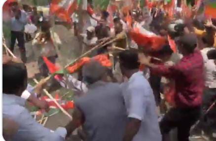 વડાપ્રધાન નરેન્દ્ર મોદી અને માતાને અપશબ્દો કહેવા બદલ ભાજપ અને કોગ્રેસના કાર્યકરો વચ્ચે ઝપાઝપી