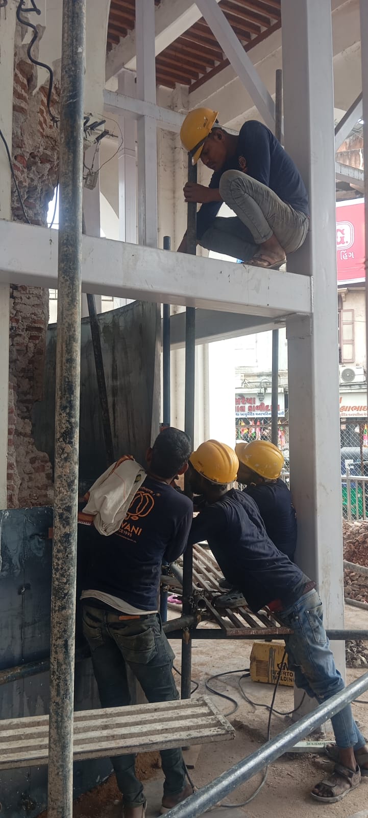 ઐતિહાસીક માંડવી દરવાજાના પિલરને સેફ્ટી આપવાનું કામ યથાવત, પિલરને બીજી પ્લેટ મુકી પુરાણ કરાયું