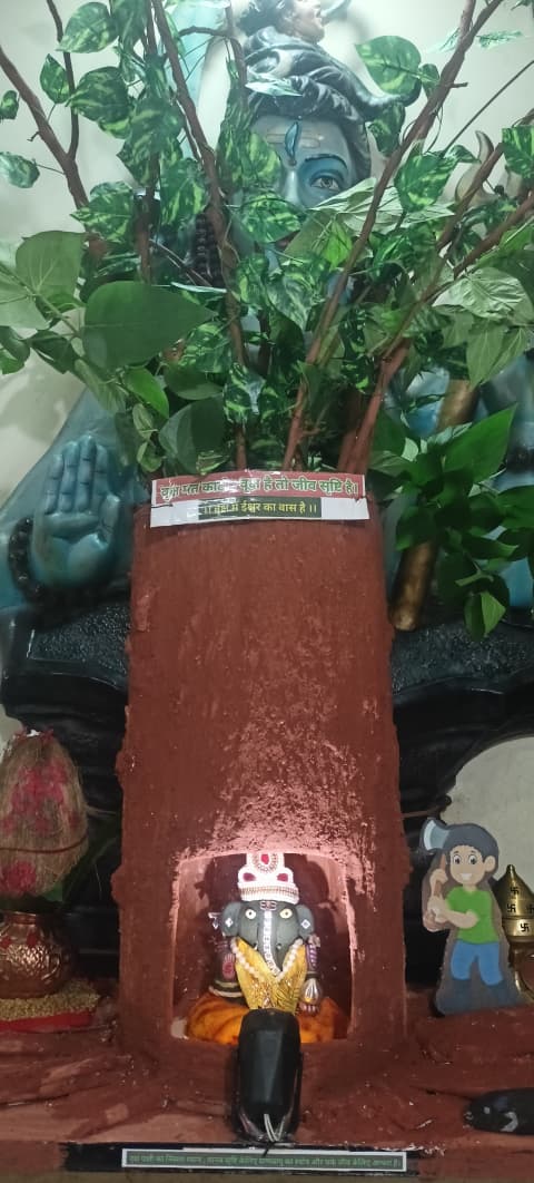 માંજલપુરમાં આવેલ કબીર કોમ્પલેક્ષ સોસાયટીમાં વૃક્ષ બચાવો , વૃક્ષમાં ઈશ્વરનો વાસ હોય છે થીમ પર આધારિત ગૌમાતાનાં ગોબરમાંથી બનાવેલ ભગવાન ગણેશજી