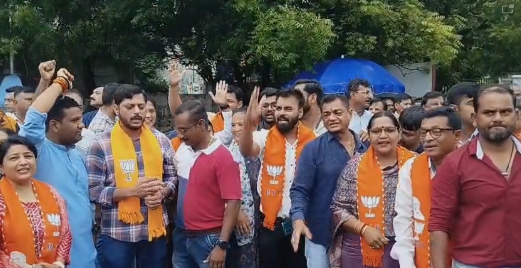 રાહુલ ગાંધીએ વડાપ્રધાન પર અભદ્ર ટિપ્પણી કરતા ભારતીય જનતા પાર્ટી દ્વારા અકોટા ચાર રસ્તા પાસે વિરોધ પ્રદર્શન