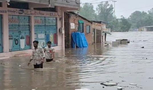 ગોધરામાં વરસાદી આફત: ઘરો અને દુકાનોમાં પાણી ઘૂસતા લોકોની હાલત કફોડી 